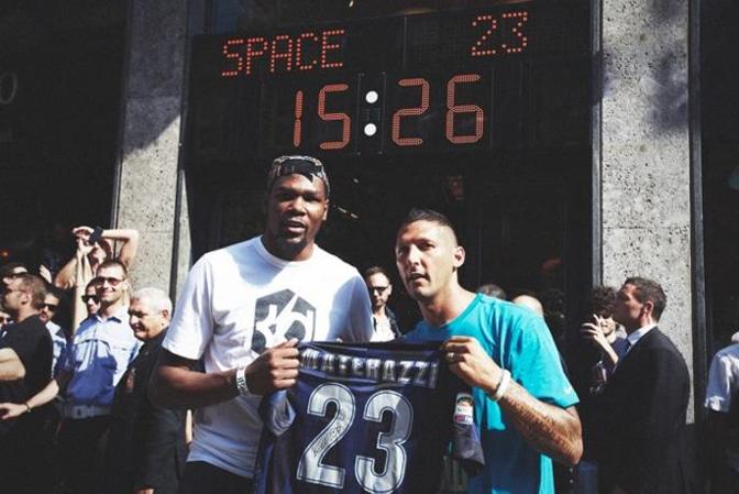 Kevin Durant va a far visita a Marco Materazzi e al suo store di Corso Garibaldi a Milano (che l'ex nazionale azzurro gestisce con Stefano Mancinelli). Che accoppiata!